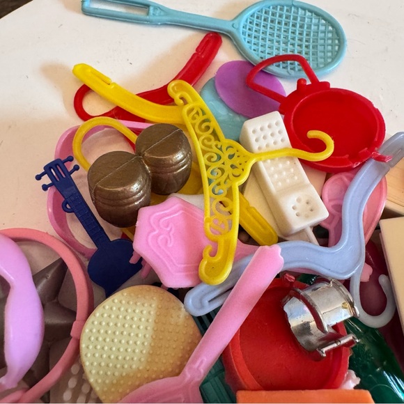 Vintage Bundle of Barbie accessories hangers record player records headphones - Picture 3 of 6